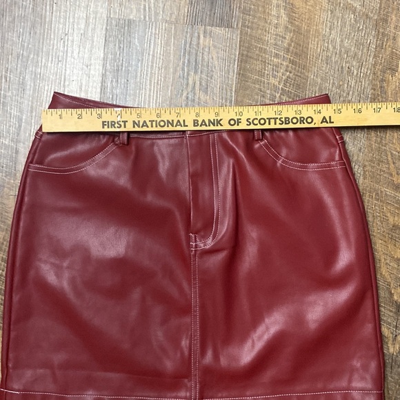 TUCKERNUCK BURGUNDY/WINE/OX BLOOD MAROON FAUX LEATHER MINI SKIRT SZ MEDIUM - Picture 12 of 16